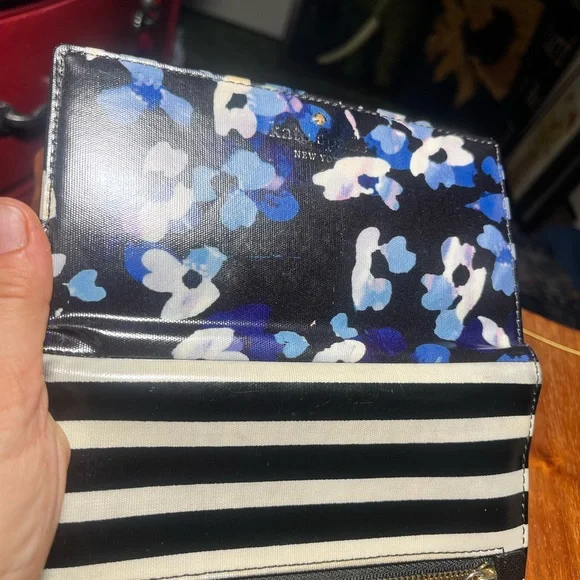 💃 Kate Spade NY Floral Slim Wallet Black Blue Floral Snap A21 - Picture 1 of 11
